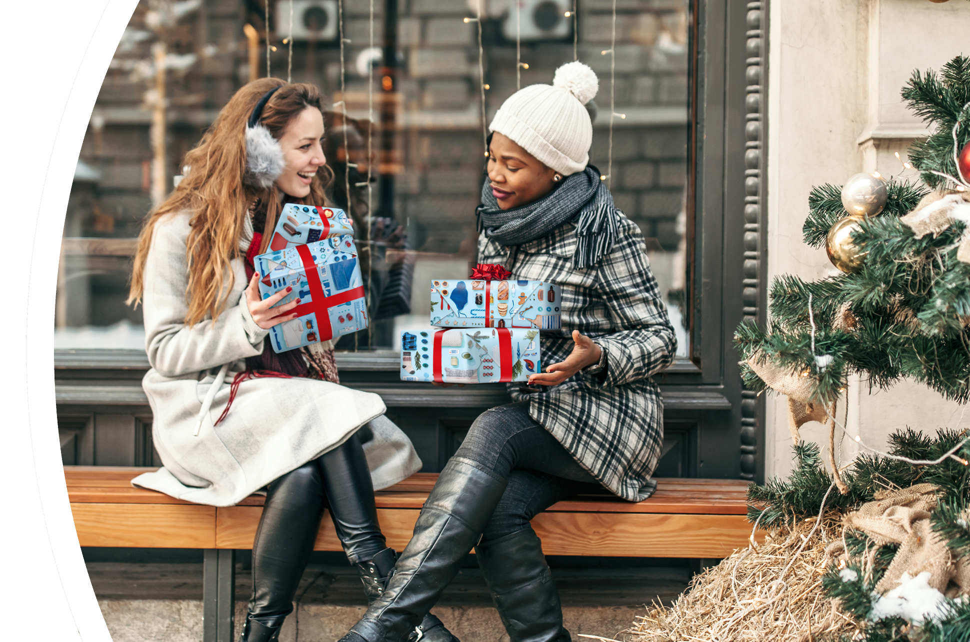 Deux femmes s’échangent des cadeaux devant un magasin.